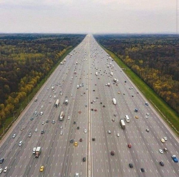 합성이 아니라는 미국 고속도로 사진