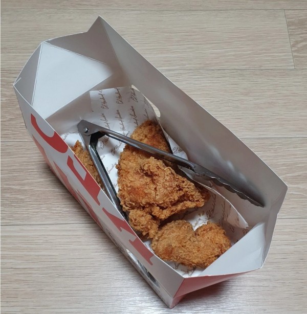 배달 온 KFC에서 이물질 발견