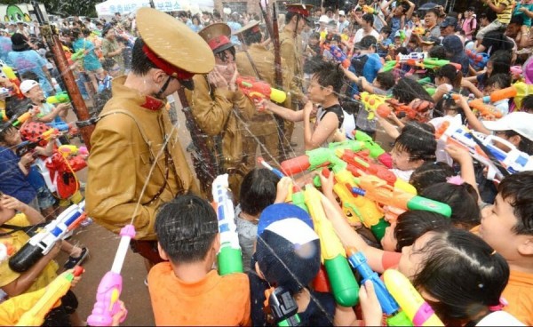 광복절에 일본 순사 코스프레하는 사람들