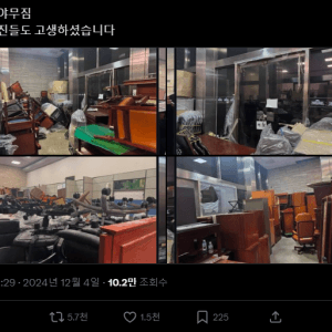 의원 보좌진들이 쌓아올린 바리케이트 실물샷 