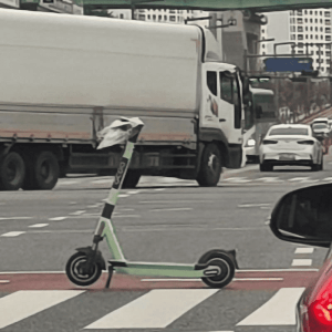 보배에 올라온 엄청난 킥보드 주차