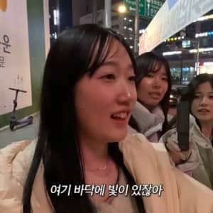 한국신호등 보고 신기해하는 일본여학생들