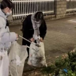 "괜히 한소리 듣기 싫어서"…집회 후 거리 청소한 청년들