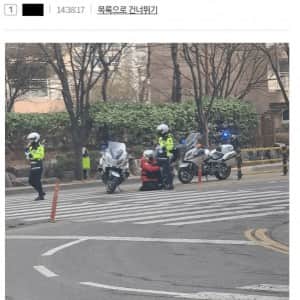 신호위반하는 딸배 찍는척 함