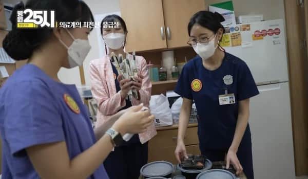 응급실에서 야식 먹을 생각에 행복한 간호사