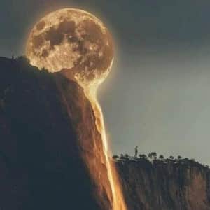 달이 녹아내리는 장면처럼 보이는 폭포