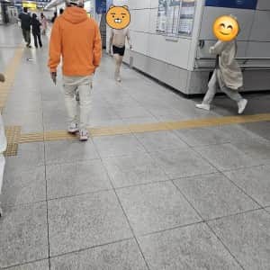 어제자 노량진역 빤스만 입고 돌아다니는 남자