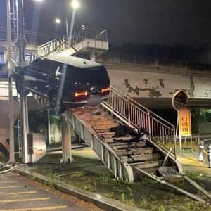 육교 위로 돌진한 자동차 사고