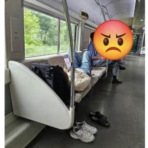 무궁화호 누워서 폰보고 가는 사람 