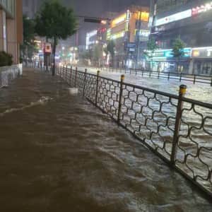 어제밤 부산 사상구 도로 침수 