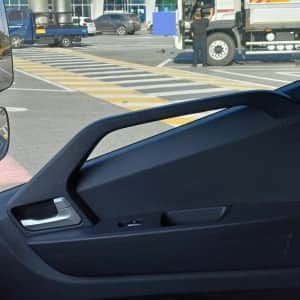 휴게소 민폐 끝판왕…주차장서 소변보는 화물차 기사 