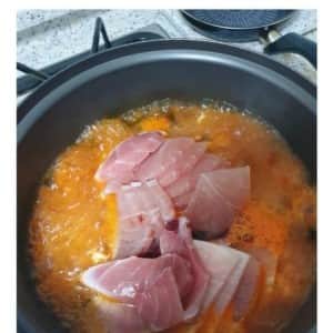 참치회를 야무지게 먹는 디씨인