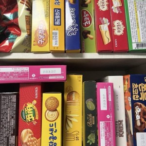 서른 넘은 주말이면 서재의 책장을 뒤에 두고 논문을 읽고 있을 줄 알았다.의 내용을 보여주는 이미지