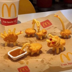아직도 나는 어른스럽지 않나봐 맥너겟으로 쥬라기공원 만든거 보고 우와 부럽다 하고 있음의 내용을 보여주는 이미지
